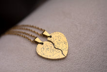 Įkelti vaizdą į galerijos rodinį, Du pakabukai - dvi širdies puselės su unikaliu žvaigždžių žemėlapiu ♥