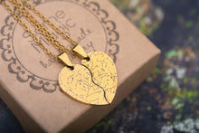 Įkelti vaizdą į galerijos rodinį, Du pakabukai - dvi širdies puselės su unikaliu žvaigždžių žemėlapiu ♥