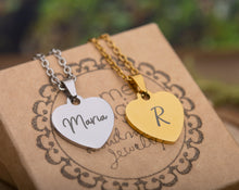 Įkelti vaizdą į galerijos rodinį, Širdies formos pakabukas su vardu arba raide ♥