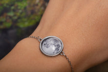 Įkelti vaizdą į galerijos rodinį, Apyrankė su Jūsų mėnuliu ir graviūra