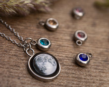 Įkelti vaizdą į galerijos rodinį, Pakabukas su Jūsų mėnuliu, kristalu ir graviūra ☽
