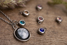 Įkelti vaizdą į galerijos rodinį, Pakabukas su Jūsų mėnuliu, kristalu ir graviūra ☽