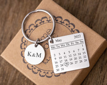 Įkelti vaizdą į galerijos rodinį, Raktų pakabukas su data ir inicialais