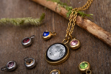 Įkelti vaizdą į galerijos rodinį, Pakabukas su Jūsų mėnuliu, kristalu ir graviūra ☽