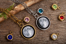 Įkelti vaizdą į galerijos rodinį, Pakabukas su Jūsų mėnuliu, kristalu ir graviūra ☽