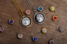 Įkelti vaizdą į galerijos rodinį, Pakabukas su Jūsų mėnuliu, kristalu ir graviūra ☽