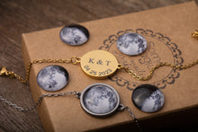 Įkelti vaizdą į galerijos rodinį, Apyrankė su Jūsų mėnuliu ir graviūra