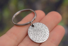 Įkelti vaizdą į galerijos rodinį, Raktų pakabukas su žvaigždžių žemėlapiu ir graviravimu ✮⋆˙