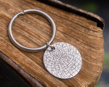 Įkelti vaizdą į galerijos rodinį, Raktų pakabukas su žvaigždžių žemėlapiu ir graviravimu ✮⋆˙