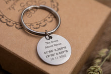 Įkelti vaizdą į galerijos rodinį, Raktų pakabukas su žvaigždžių žemėlapiu ir graviravimu