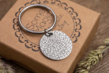 Įkelti vaizdą į galerijos rodinį, Raktų pakabukas su žvaigždžių žemėlapiu ir graviravimu