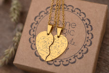 Įkelti vaizdą į galerijos rodinį, Du pakabukai - dvi širdies puselės su unikaliu žvaigždžių žemėlapiu ♥