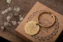 Įkelti vaizdą į galerijos rodinį, Raktų pakabukas su žvaigždžių žemėlapiu ir graviravimu ✮⋆˙