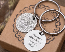 Įkelti vaizdą į galerijos rodinį, Raktų pakabukas su žvaigždžių žemėlapiu ir graviravimu ✮⋆˙