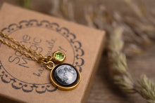Įkelti vaizdą į galerijos rodinį, Pakabukas su Jūsų mėnuliu, kristalu ir graviūra ☽