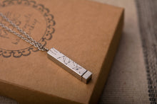 Įkelti vaizdą į galerijos rodinį, Pakabukas su unikaliu žvaigždėlapiu bei slapta žinute