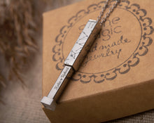 Įkelti vaizdą į galerijos rodinį, Pakabukas su unikaliu žvaigždėlapiu bei slapta žinute