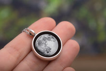 Įkelti vaizdą į galerijos rodinį, Pakabukas su Jūsų mėnuliu ☽