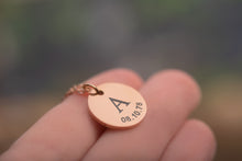 Įkelti vaizdą į galerijos rodinį, Pakabukas su inicialu