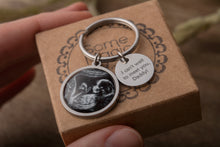 Įkelti vaizdą į galerijos rodinį, Raktų pakabukas su Jūsų nuotrauka ir graviūra