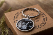 Įkelti vaizdą į galerijos rodinį, Raktų pakabukas su Jūsų nuotrauka ir graviūra