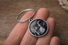 Įkelti vaizdą į galerijos rodinį, Raktų pakabukas su Jūsų nuotrauka ir graviūra