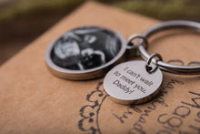 Įkelti vaizdą į galerijos rodinį, Raktų pakabukas su Jūsų nuotrauka ir graviūra