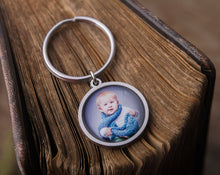 Įkelti vaizdą į galerijos rodinį, Raktų pakabukas su Jūsų nuotrauka ir graviūra