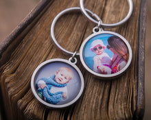 Įkelti vaizdą į galerijos rodinį, Raktų pakabukas su Jūsų nuotrauka ir graviūra