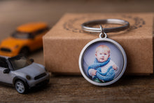 Įkelti vaizdą į galerijos rodinį, Raktų pakabukas su Jūsų nuotrauka ir graviūra