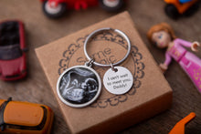 Įkelti vaizdą į galerijos rodinį, Raktų pakabukas su Jūsų nuotrauka ir graviūra