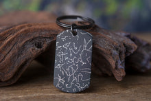 Įkelti vaizdą į galerijos rodinį, Raktų pakabukas su žvaigždžių žemėlapiu ir graviravimu