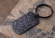 Įkelti vaizdą į galerijos rodinį, Raktų pakabukas su žvaigždžių žemėlapiu ir graviravimu