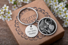 Įkelti vaizdą į galerijos rodinį, Raktų pakabukas su Jūsų nuotrauka ir graviūra