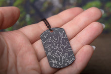 Įkelti vaizdą į galerijos rodinį, Pakabukas su žvaigždžių žemėlapiu ir graviravimu