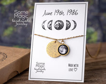 Įkelti vaizdą į galerijos rodinį, Pakabukas su žvaigždėlapiu, mėnuliu bei atvirute ☽