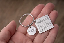 Įkelti vaizdą į galerijos rodinį, Raktų pakabukas su data ir inicialais