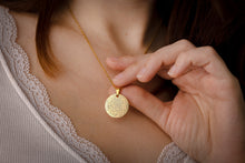 Įkelti vaizdą į galerijos rodinį, Pakabukas su unikaliu žvaigždžių žemėlapiu bei atvirute ♥