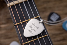 Įkelti vaizdą į galerijos rodinį, Pakabukas mediatorius su graviravimu