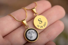 Įkelti vaizdą į galerijos rodinį, Pakabukas su Jūsų mėnuliu ir graviūra