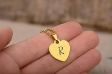 Įkelti vaizdą į galerijos rodinį, Širdies formos pakabukas su vardu arba raide ♥