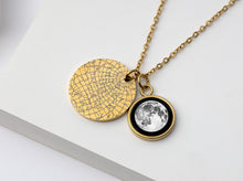 Įkelti vaizdą į galerijos rodinį, Pakabukas su žvaigždėlapiu, mėnuliu bei atvirute ☽