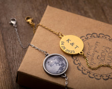 Įkelti vaizdą į galerijos rodinį, Apyrankė su Jūsų mėnuliu ir graviūra