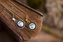 Įkelti vaizdą į galerijos rodinį, Pakabukas su Jūsų mėnuliu ir graviūra