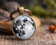 Įkelti vaizdą į galerijos rodinį, Raktų pakabukas su Jūsų mėnuliu ☽