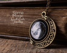 Įkelti vaizdą į galerijos rodinį, Dvipusis pakabukas su Jūsų mėnuliais ☽