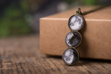 Įkelti vaizdą į galerijos rodinį, Pakabukas su Jūsų mėnuliais ☽