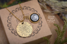 Įkelti vaizdą į galerijos rodinį, Pakabukas su žvaigždėlapiu, mėnuliu bei atvirute ☽