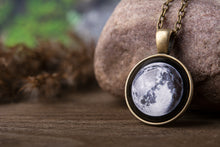 Įkelti vaizdą į galerijos rodinį, Pakabukas su Jūsų mėnuliu ☽