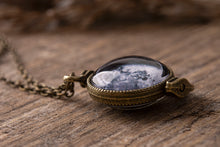 Įkelti vaizdą į galerijos rodinį, Dvipusis pakabukas su Jūsų mėnuliais ☽